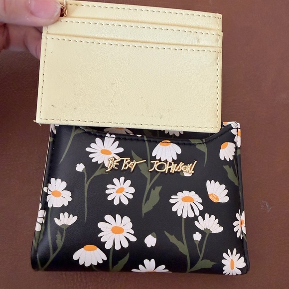 Betsey Johnson Black Daisy Zip Card Case Wallet NWOT - Picture 4 of 6